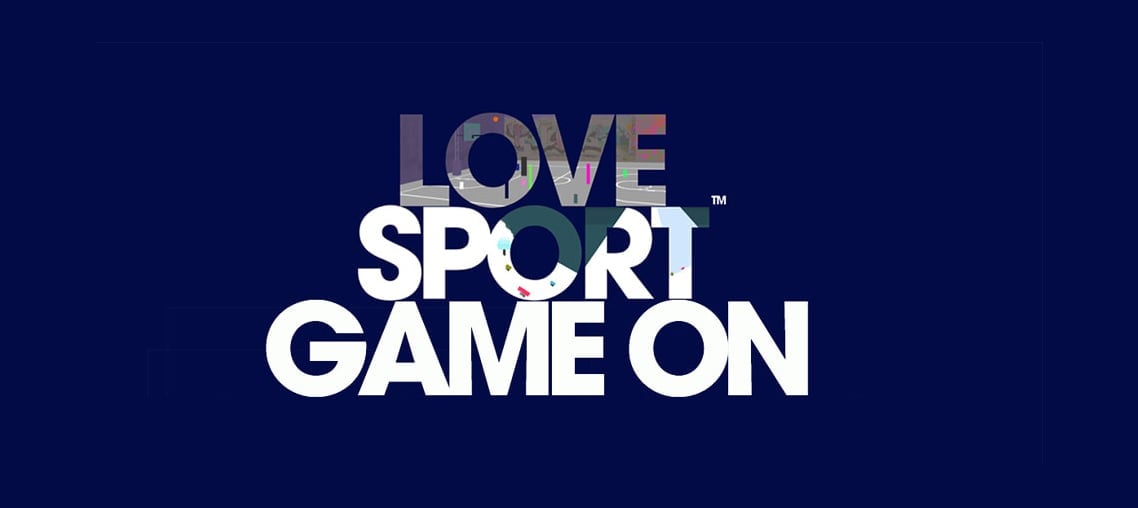 Slogan en lettres majuscules blanches et grises sur fond bleu marine : "LOVE SPORT GAME ON".