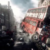 Un bus londonien rouge déraille brutalement dans une rue urbaine sombre, projetant des papiers et heurtant des passants en situation de chaos.