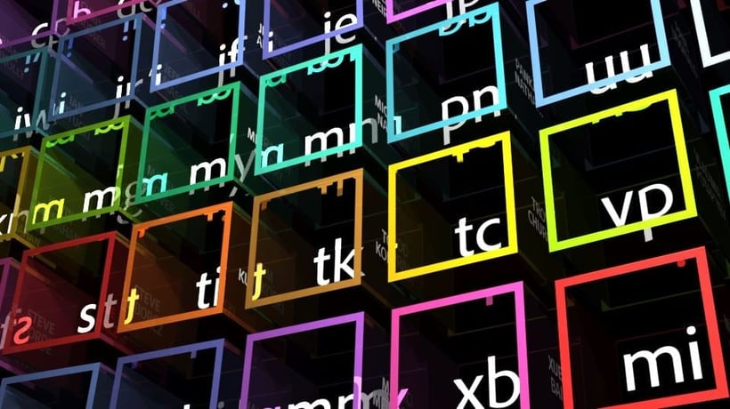 Des cubes transparents aux bordures colorées affichent des combinaisons de lettres blanches en perspective sur un fond sombre.